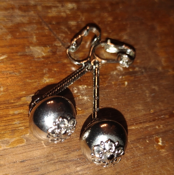 Vintage Clip On earrings - Picture 2 of 2